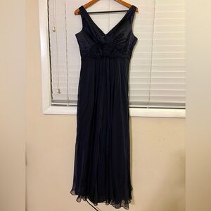 RICKIE FREEMAN TERI JON NAVY BLUE
100 % SILK SLEEVELESS LONG DRESS
SIZE 10
